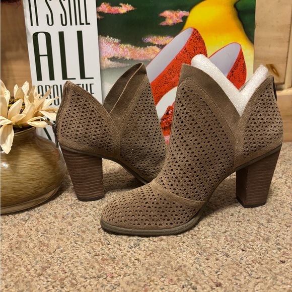 🆕Vince Camuto Brown Ankle Booties - Picture 2 of 12